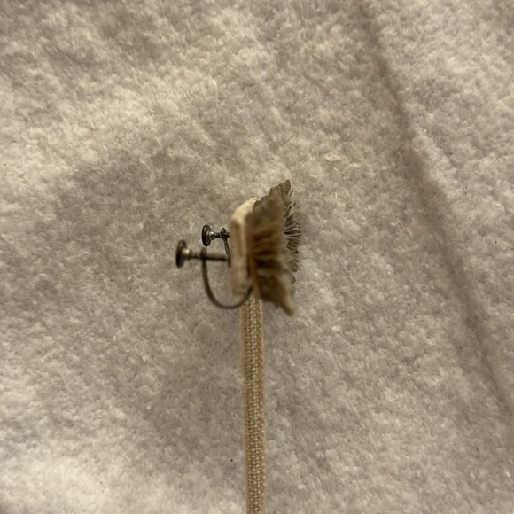 Vintage screwback clip on earrings flower shells - Picture 3 of 5